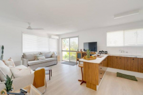 Coastal Getaway 2-BR Retreat in Palm Beach Surfers Paradise